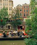 840360 Afbeelding van een live band die speelt op een 'muziekboot' op de Oudegracht tussen de Bezembrug en de ...